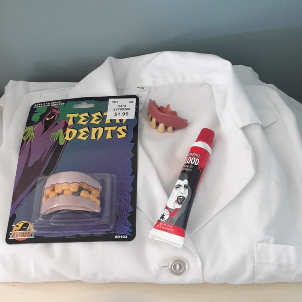 Demented Dentist Halloween costume - lab coat, teeth, blood 🍎